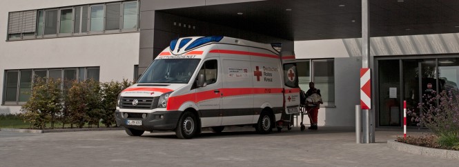 Ein Krankenwagen steht vor der Notaufnahme eines Krankenhauses