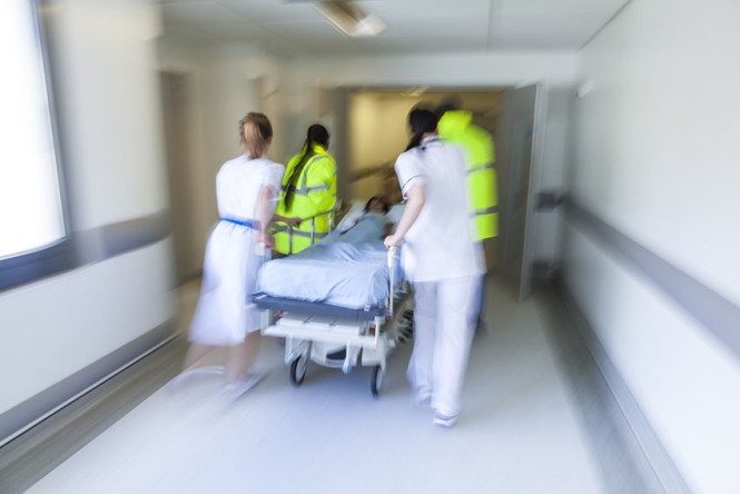 Ein Notfallteam schiebt ein Krankenbett