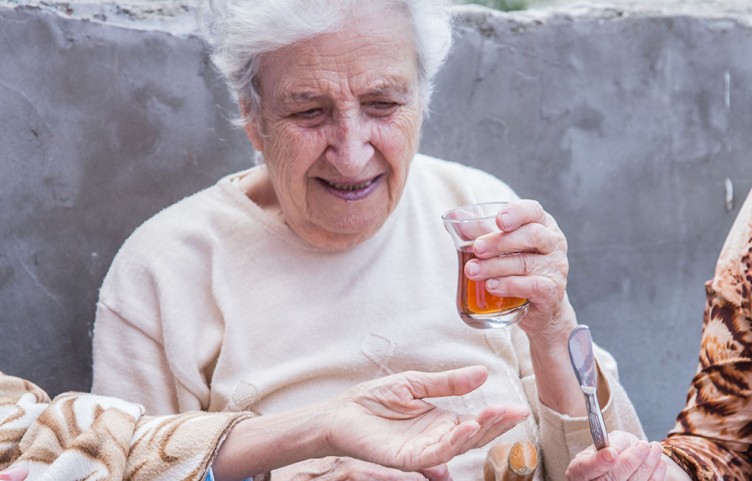 Eine ältere Dame trinkt einen türkischen Tee