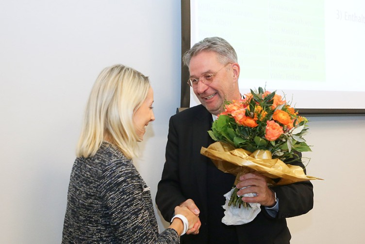 Uwe Klemens (Vorsitzender des Verwaltungsrates des GKV-Spitzenverbandes) gratuliert Stefanie Stoff-Ahnis zur Wahl