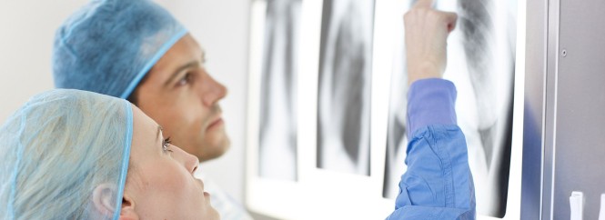 Eine Ärztin und ein Arzt besprechen ein Röntgenbild