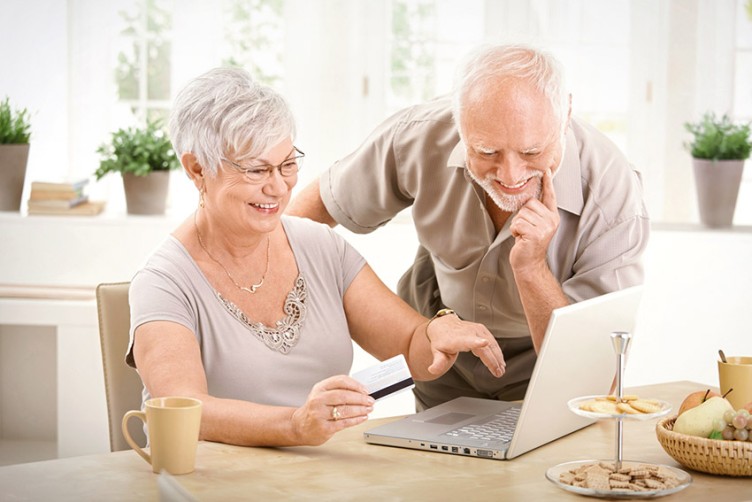 Älteres Paar am Laptop