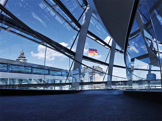 Die Reichstagskuppel und einer der Türme des Reichstagsgebäudes