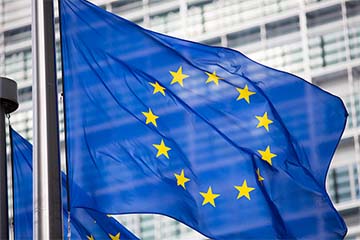 Die Fahne der Europäischen Union vor dem Gebäude der EU Kommission