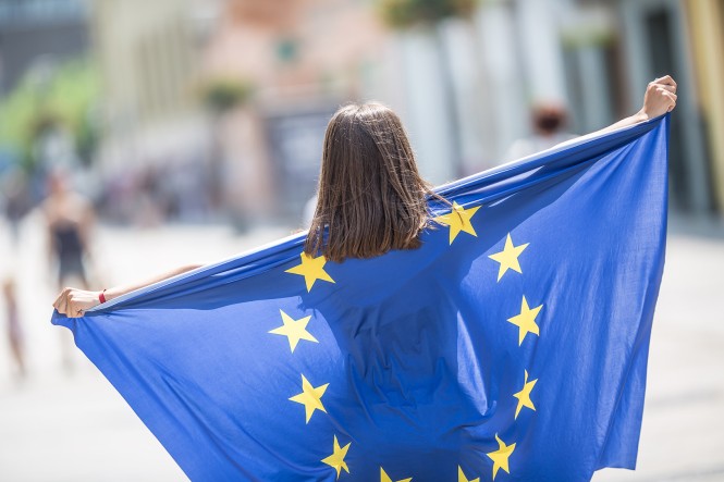 Eine Frau hält eine Europa-Fahne